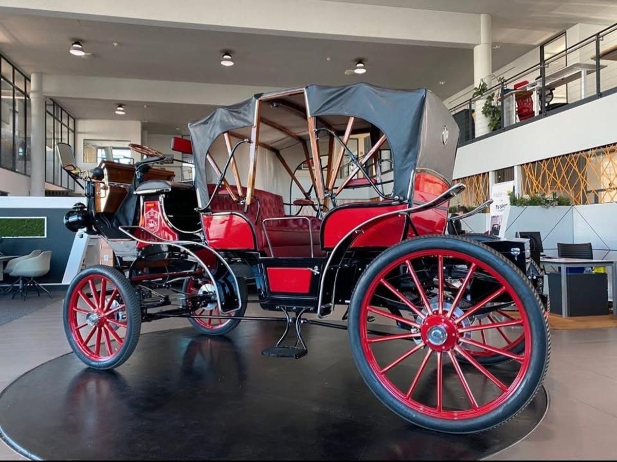 Detalle del carruaje eléctrico de estilo siglo XVIII