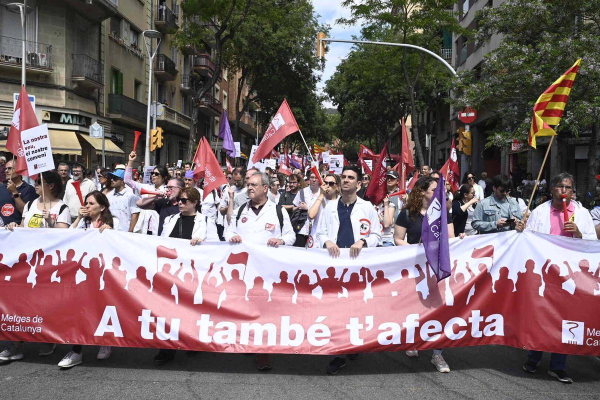Médicos y profesionales de la salud reunidos frente a la Plaça de Catalunya en Barcelona durante la manifestación