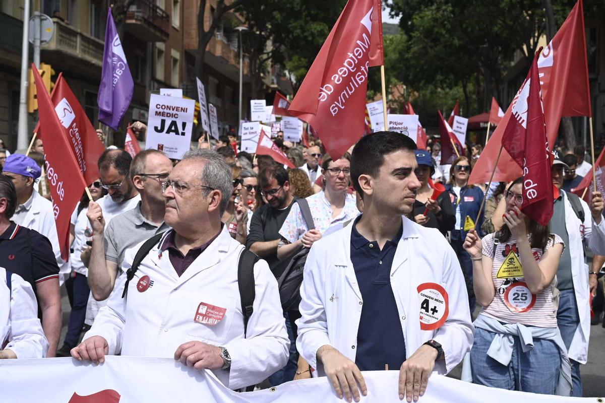 Vista panorámica de la concentración de médicos en el centro de Barcelona, con pancartas y carteles