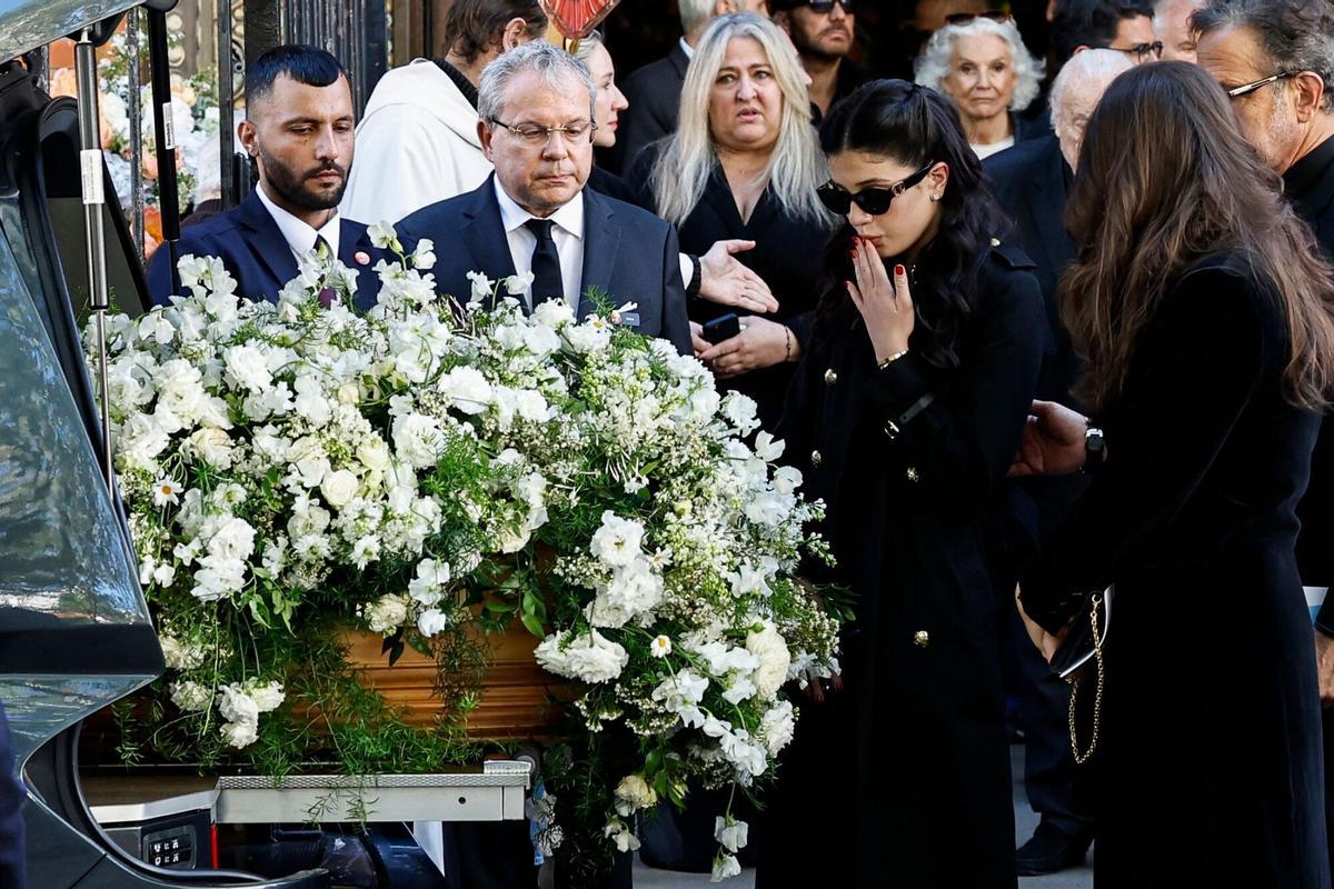 Funeral de Nadia Farès en Saint‑Jean‑de‑Montmartre con sus hijas y colegas