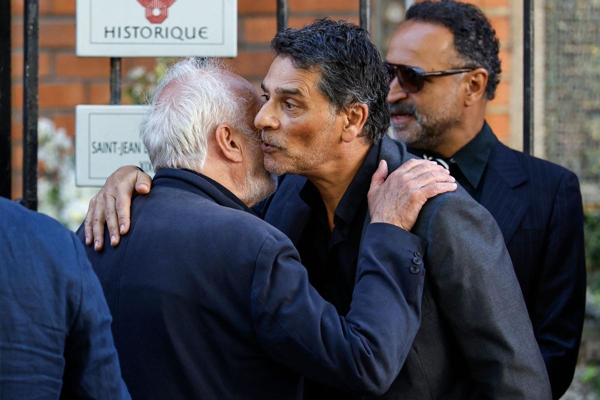 Ovación colectiva dirigida por Claude Lelouch durante la ceremonia