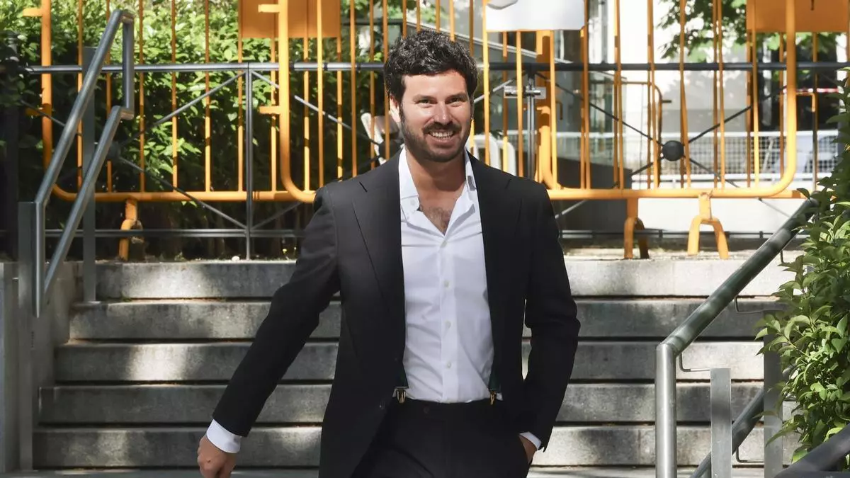 Detalle del escenario con proyección visual y músicos de El Último de la Fila durante su regreso