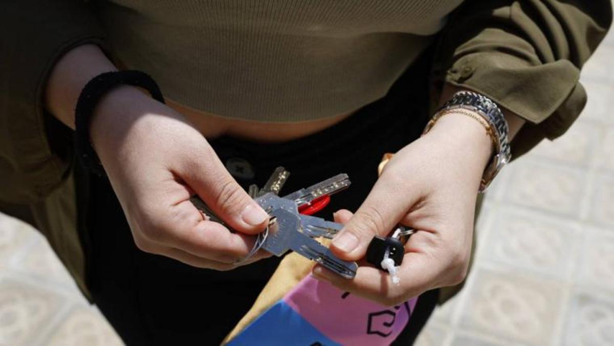 Entrega de llaves de una de las viviendas de la Illa Acer, con el alcalde Jaume Callboni presente