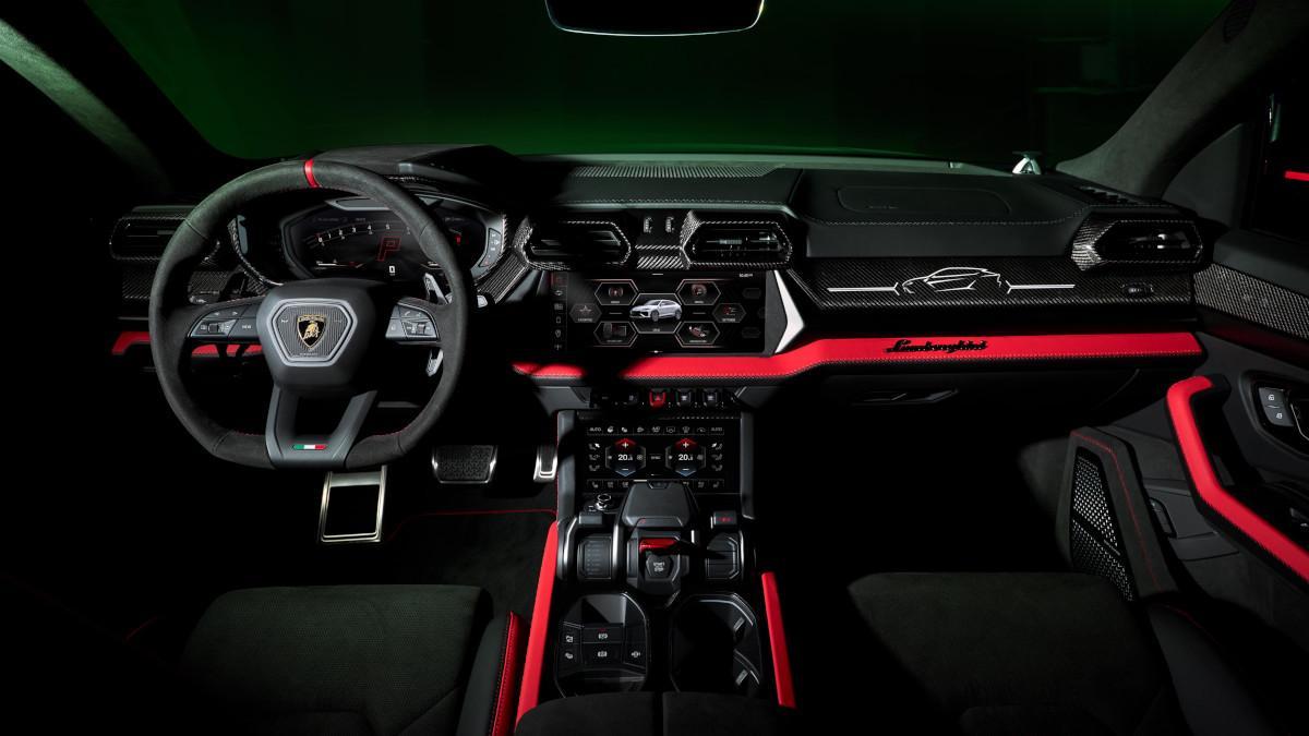 Detalle del interior personalizado del Urus SE Tettonero con acabados en negro y fibra de carbono
