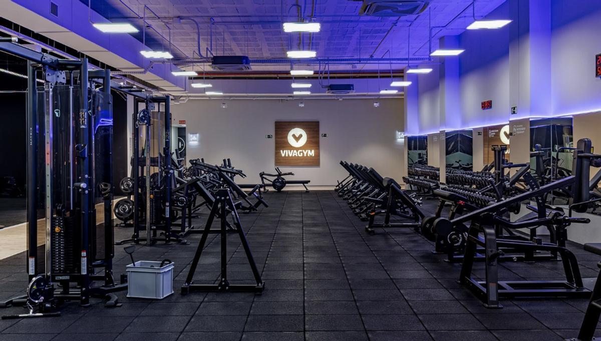 Interior de un gimnasio VivaGym con zona de cardio y pesas
