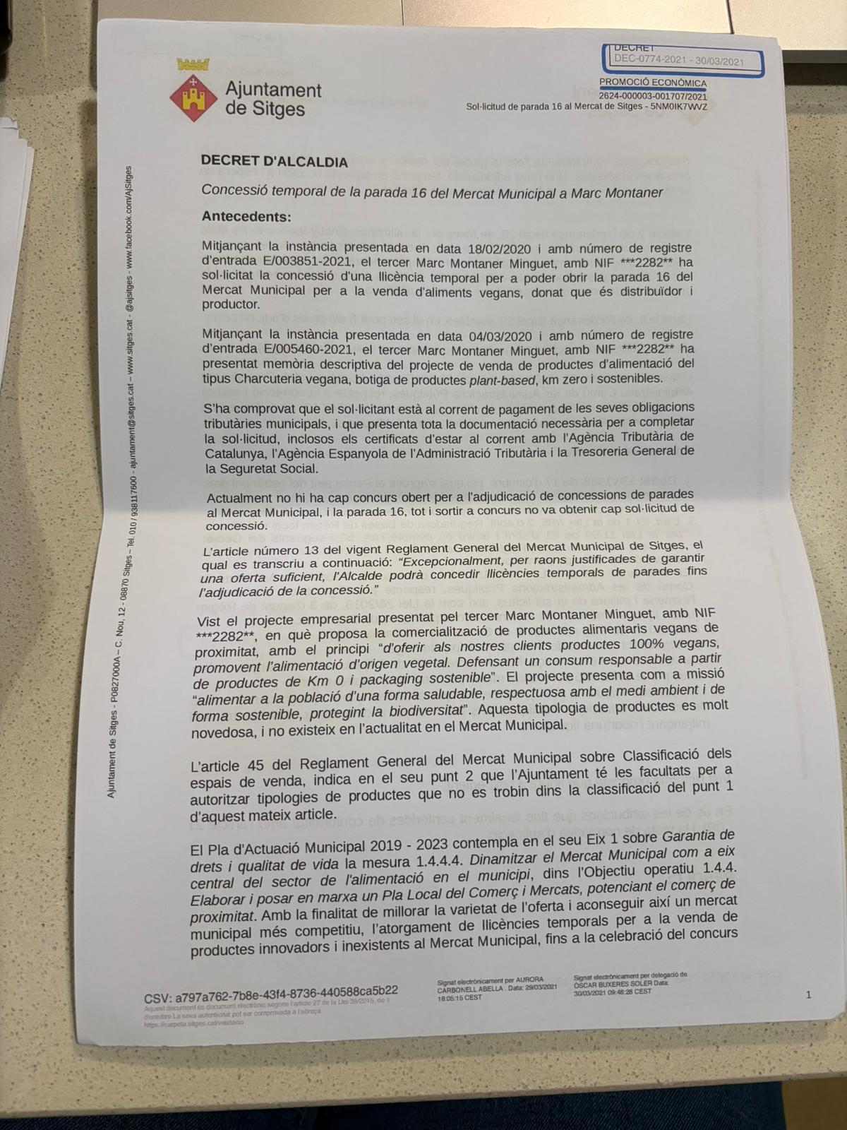 Alcaldesa Aurora Carbonell frente al ayuntamiento de Sitges