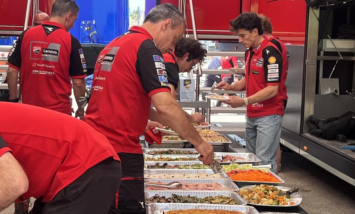 Marc Márquez en el box de Ducati Lenovo en Jerez