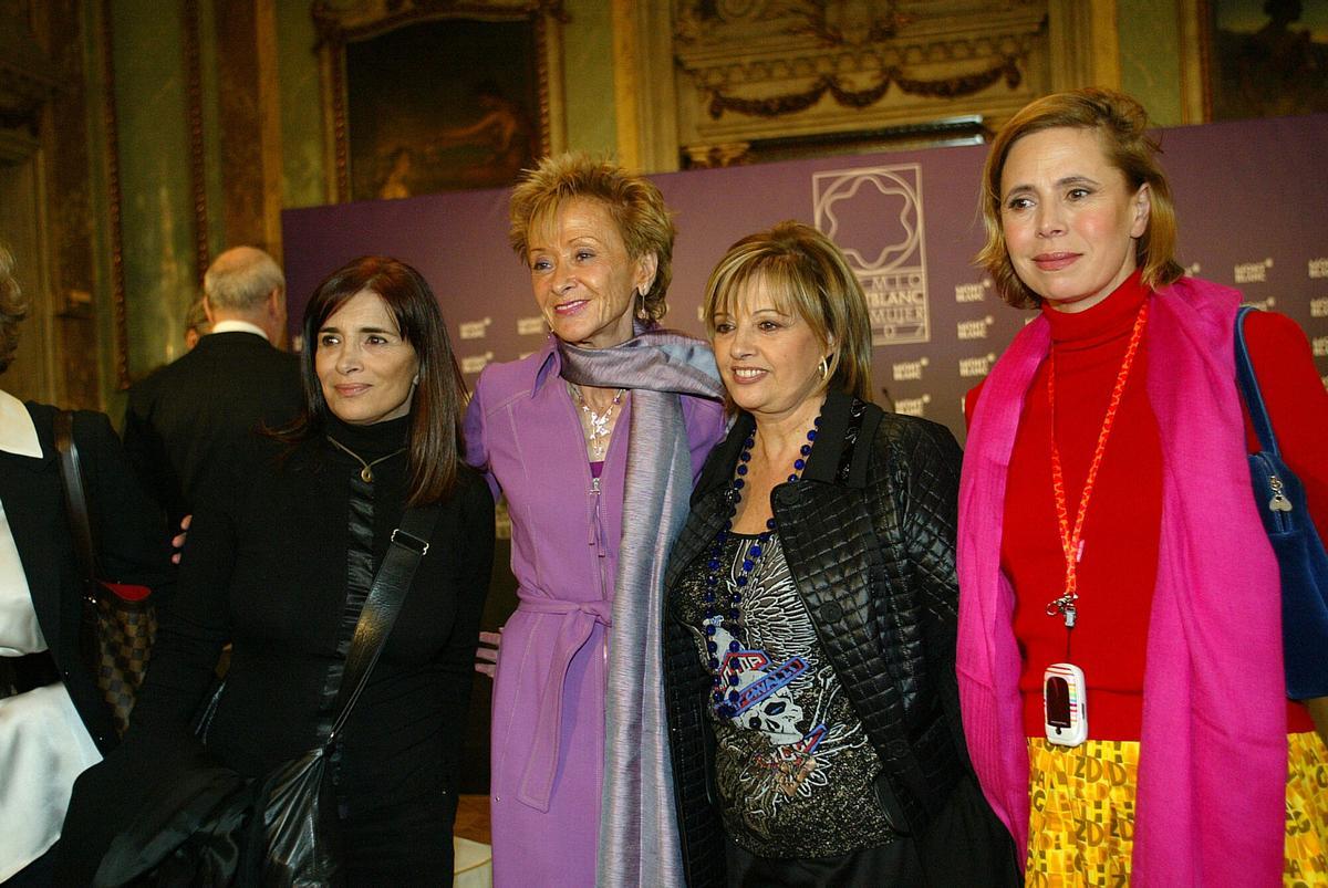 Carmen Rigalt en su despacho, rodeada de papeles y notas de columna