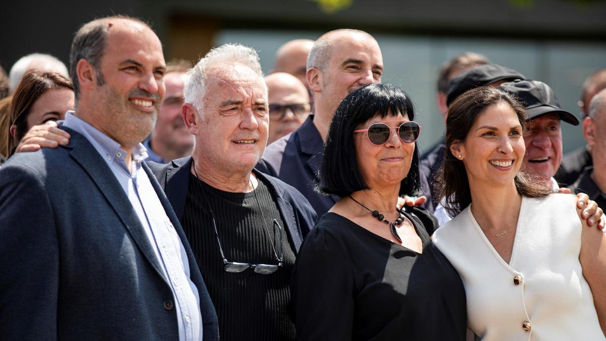 Chefs reunidos con la familia de Santi Santamaria en la entrada de Can Jubany durante el homenaje