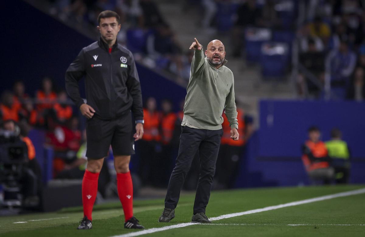 Aficionados del Espanyol en el Estadi Cornellà-El Prat esperando el gol