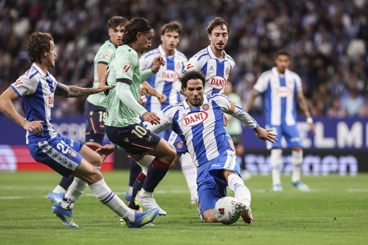 Portero Dmitrovic realizando una atajada clave durante el partido