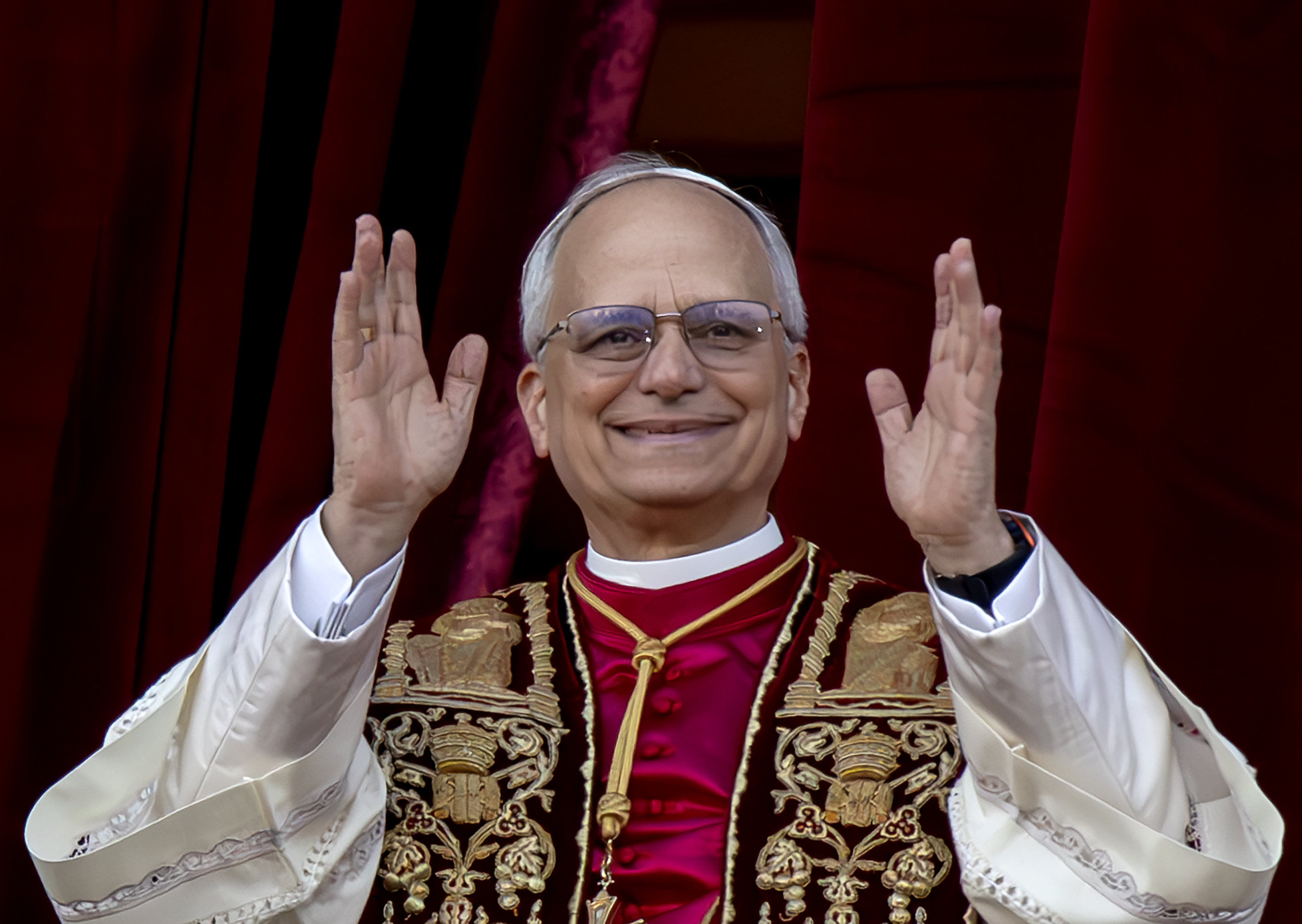 Cardenal Robert Francis Prevost recibe la insignia papal en la Capilla Sixtina tras la elección de León XIV