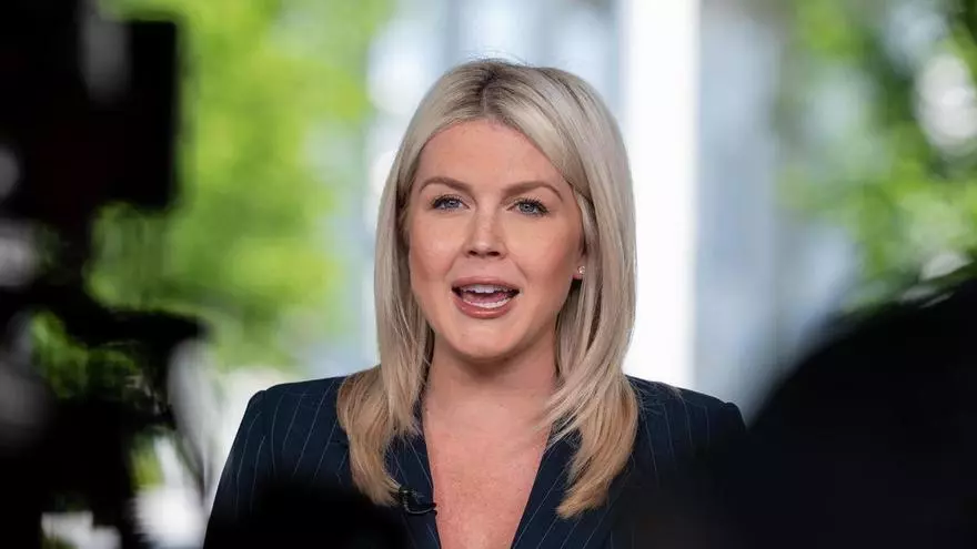 Megayate de Steven Spielberg varado frente al muelle del Puerto de Tarragona, con su enorme casco bloqueando la entrada