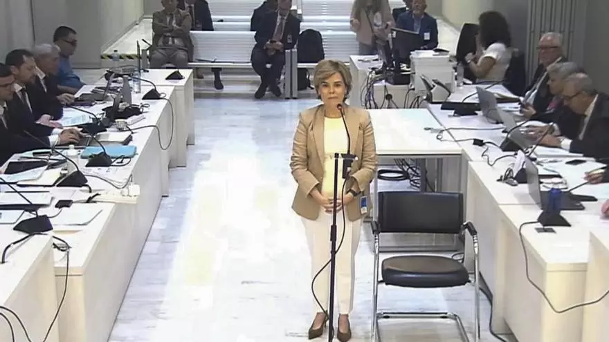 Equipos de rescate y grúas portuarias trabajando para liberar el megayate atrapado en el Puerto de Tarragona