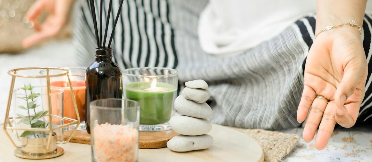 Vela aromática encendida sobre una mesa, mostrando la llama y la emisión de humo