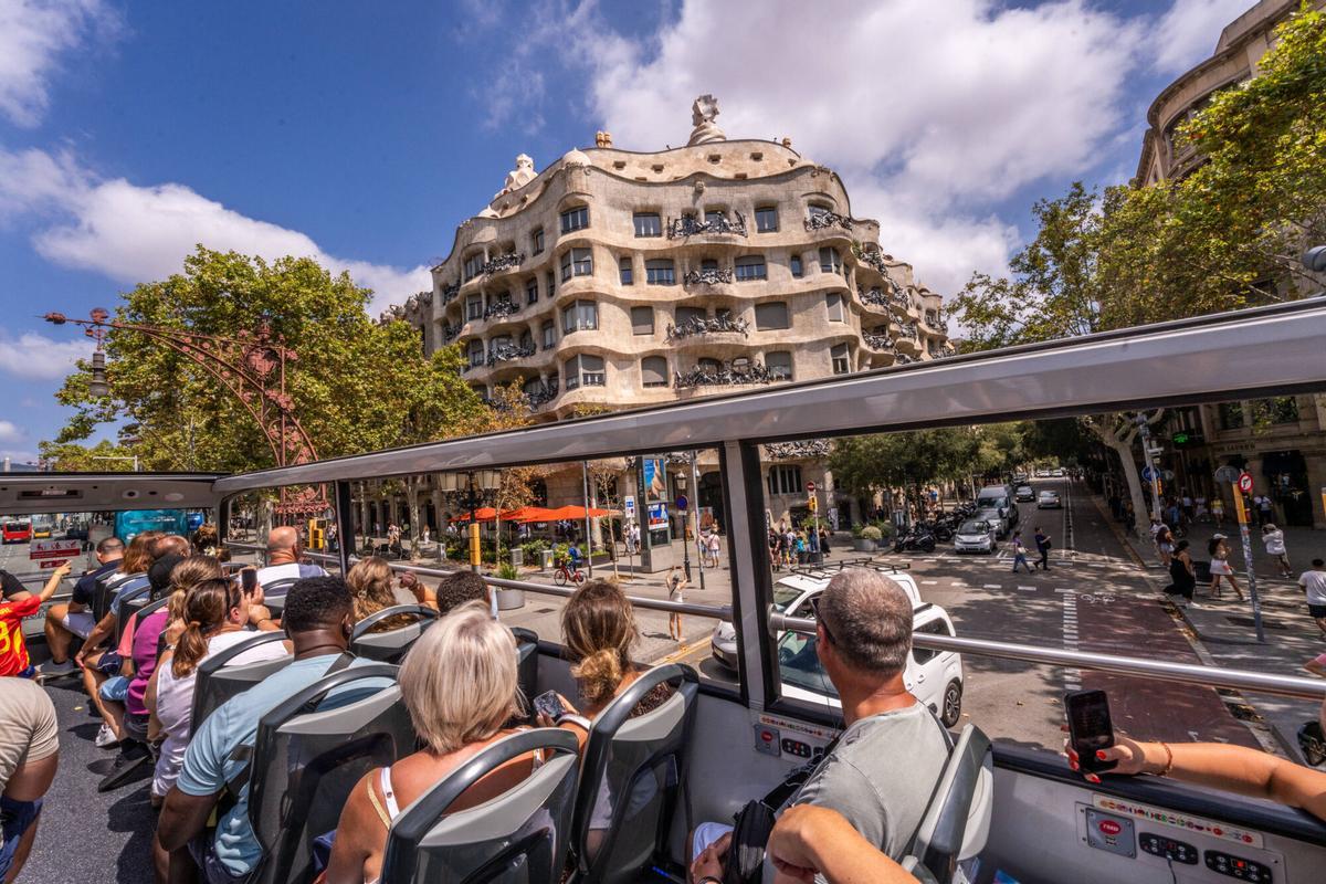 Barcelona Bus Turístic circulando por el Passeig de Gràcia