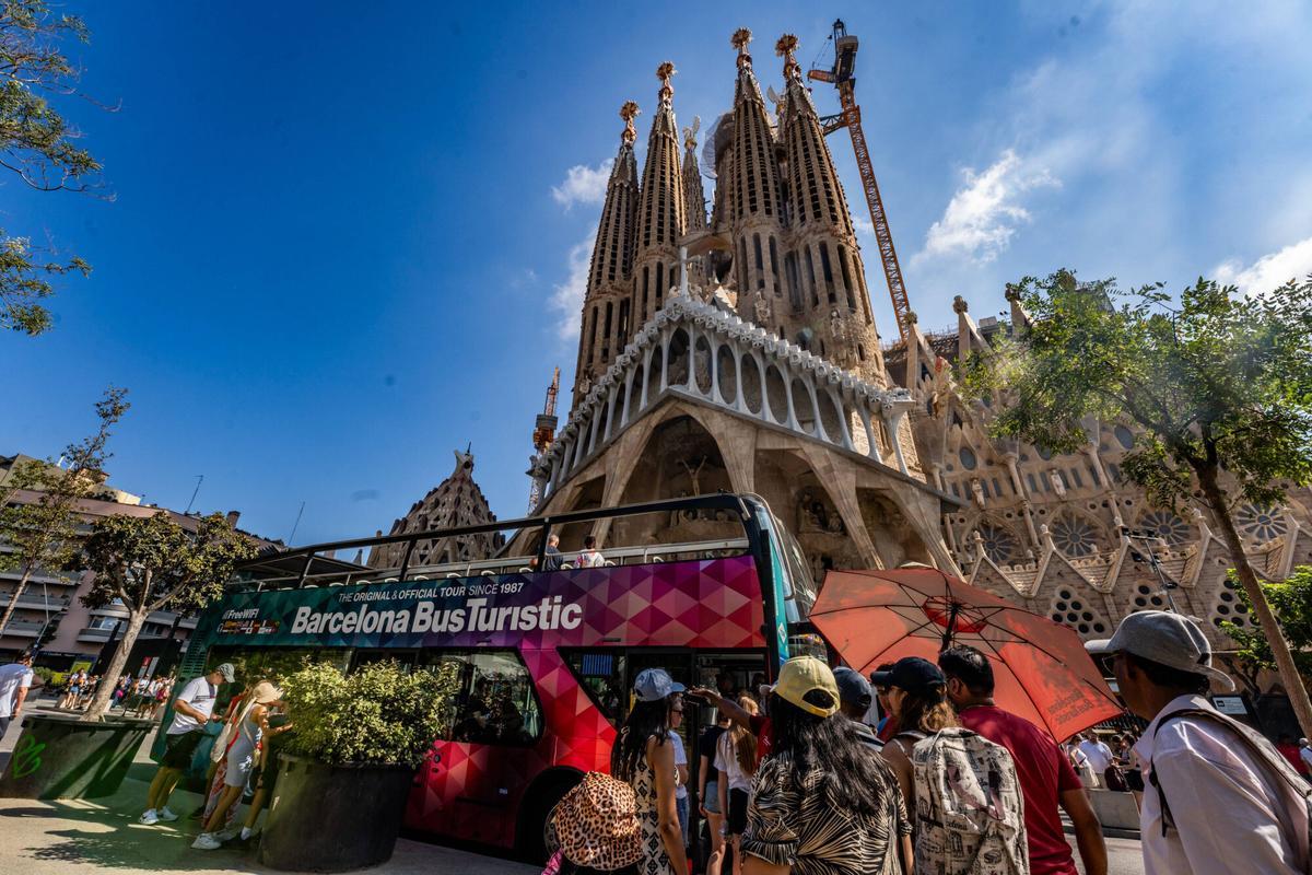 Barcelona Bus Turístic frente a la Sagrada Família
