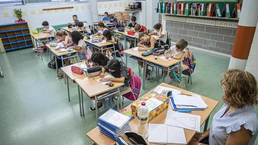 Portavoz del Gobierno hablando en la rueda de prensa en la Moncloa