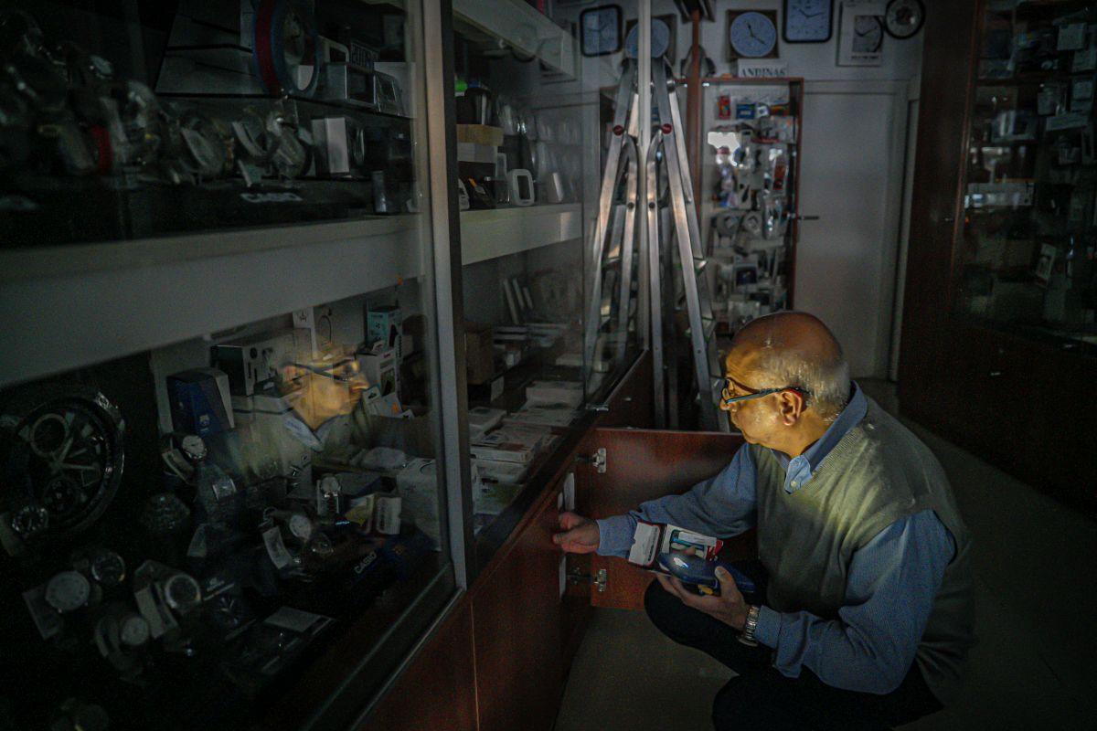 Calle de Barcelona sumida en la oscuridad durante el apagón del 14 de junio de 2023
