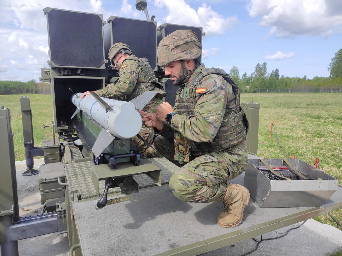 Soldados españoles cargando un misil en una lanzadera NASAMS en Estonia
