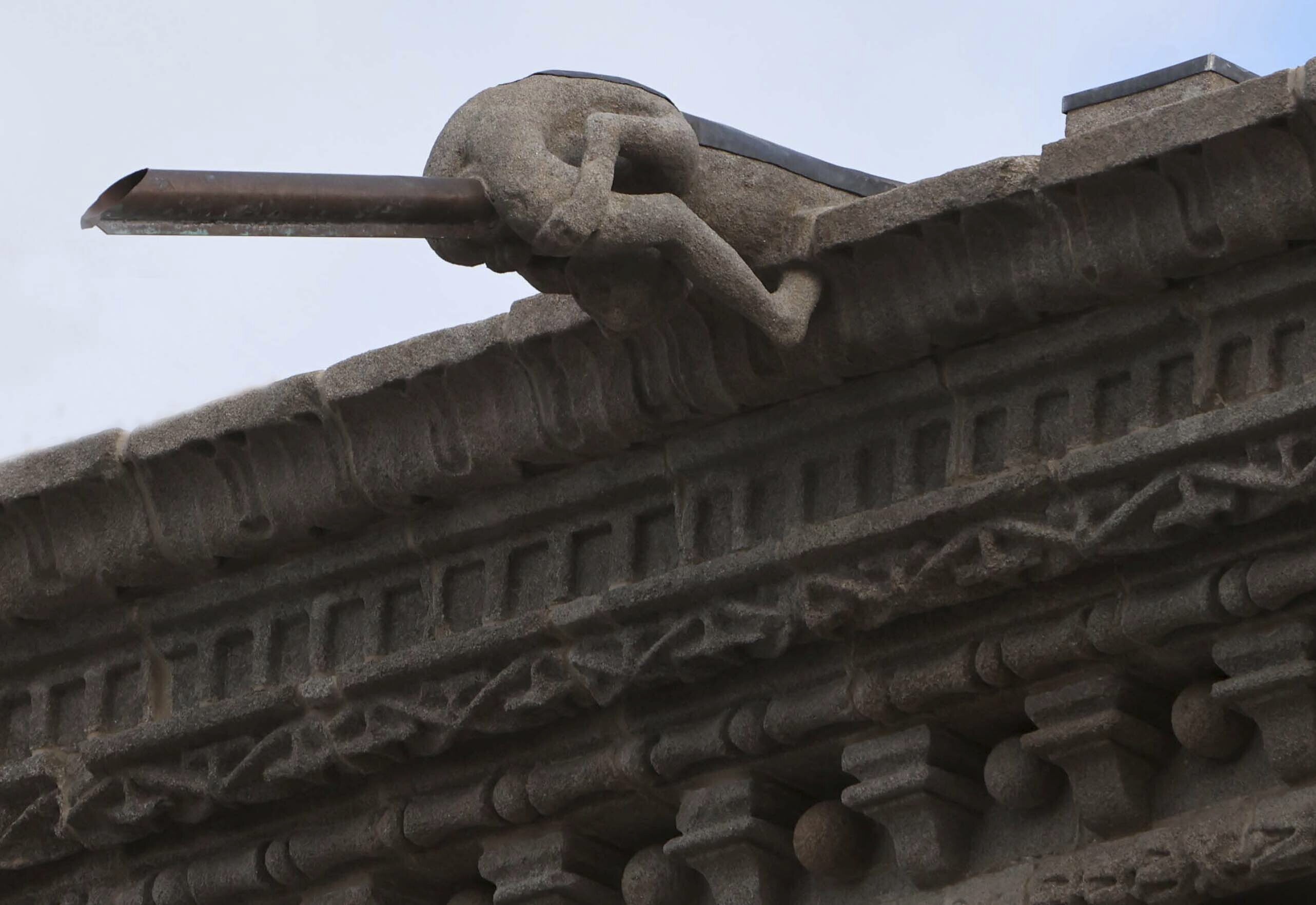 Gárgolas del Hostal de los Reyes Católicos revestidas de cobre: la polémica de un drenaje a la vista