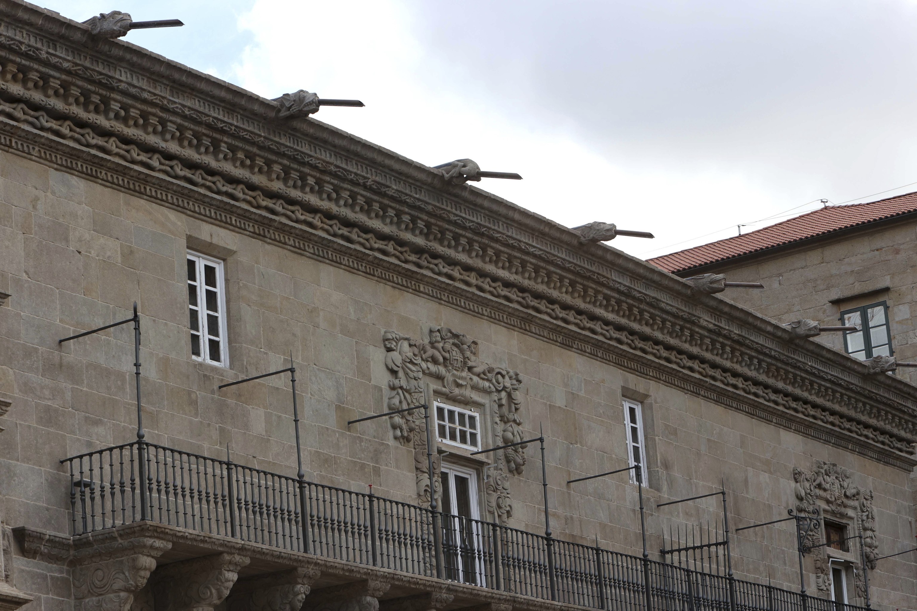Tubos de cobre instalados en las gárgolas del Hostal de los Reyes Católicos, Plaza del Obradoiro, Santiago de Compostela