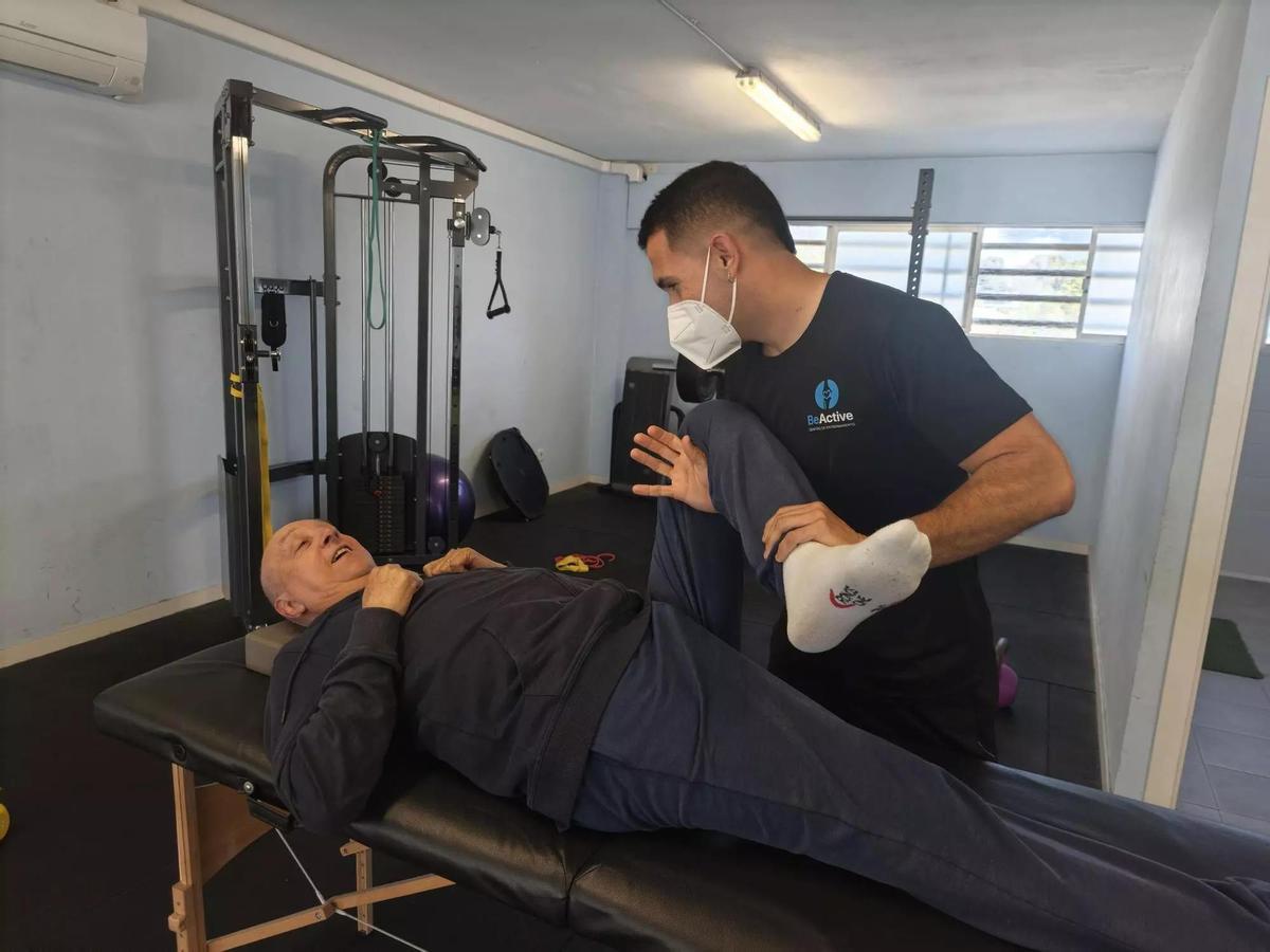Lluís Salom entrenando a un paciente oncológico en el centro BeActive