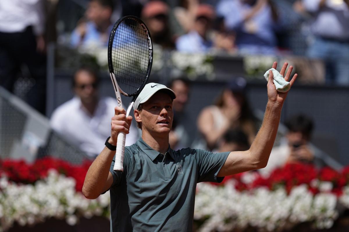 Jannik Sinner preparándose para el duelo contra Rafa Jódar en la pista central del Mutua Madrid Open