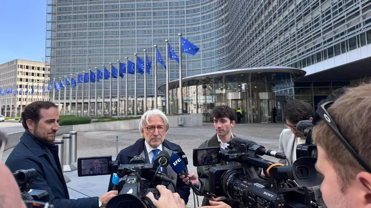 Multitud reunida en la Plaza de Cibeles durante una protesta por la vivienda
