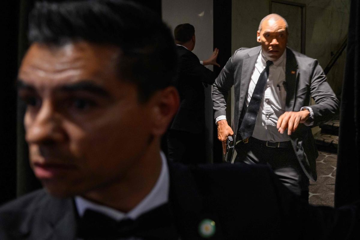 Tiroteo en cena de corresponsales de la Casa Blanca deja al presidente Trump derribado por el Servicio Secreto