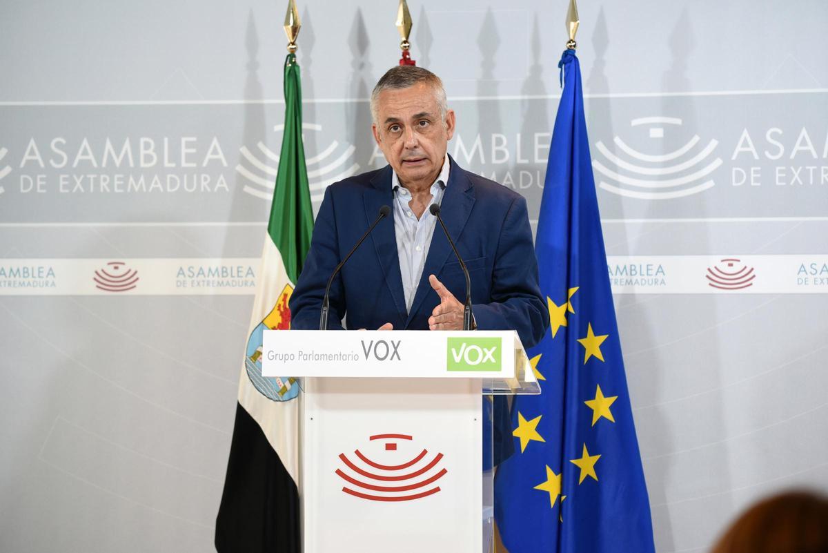 Políticos de la oposición reaccionando a la decisión en una rueda de prensa