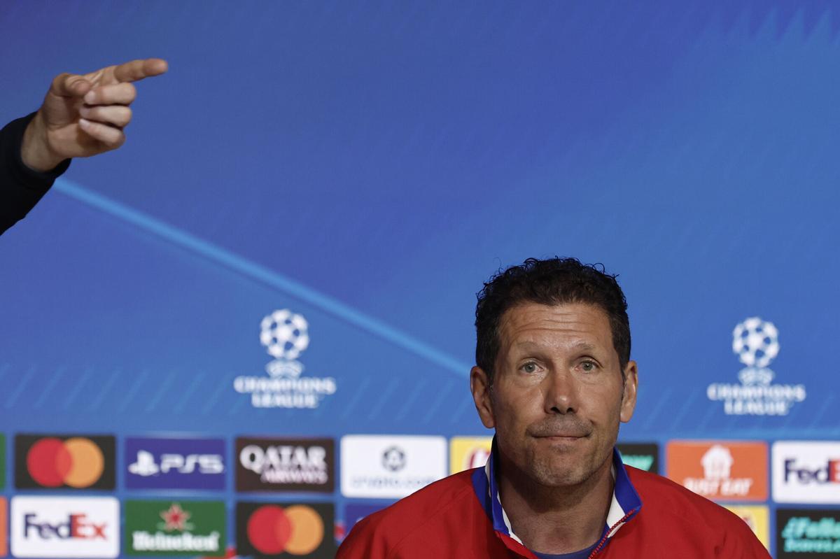 Diego Pablo Simeone y jugadores del Atlético de Madrid entrenando antes del partido de ida de semifinal contra el Arsenal en el Riyadh Air Metropolitano.