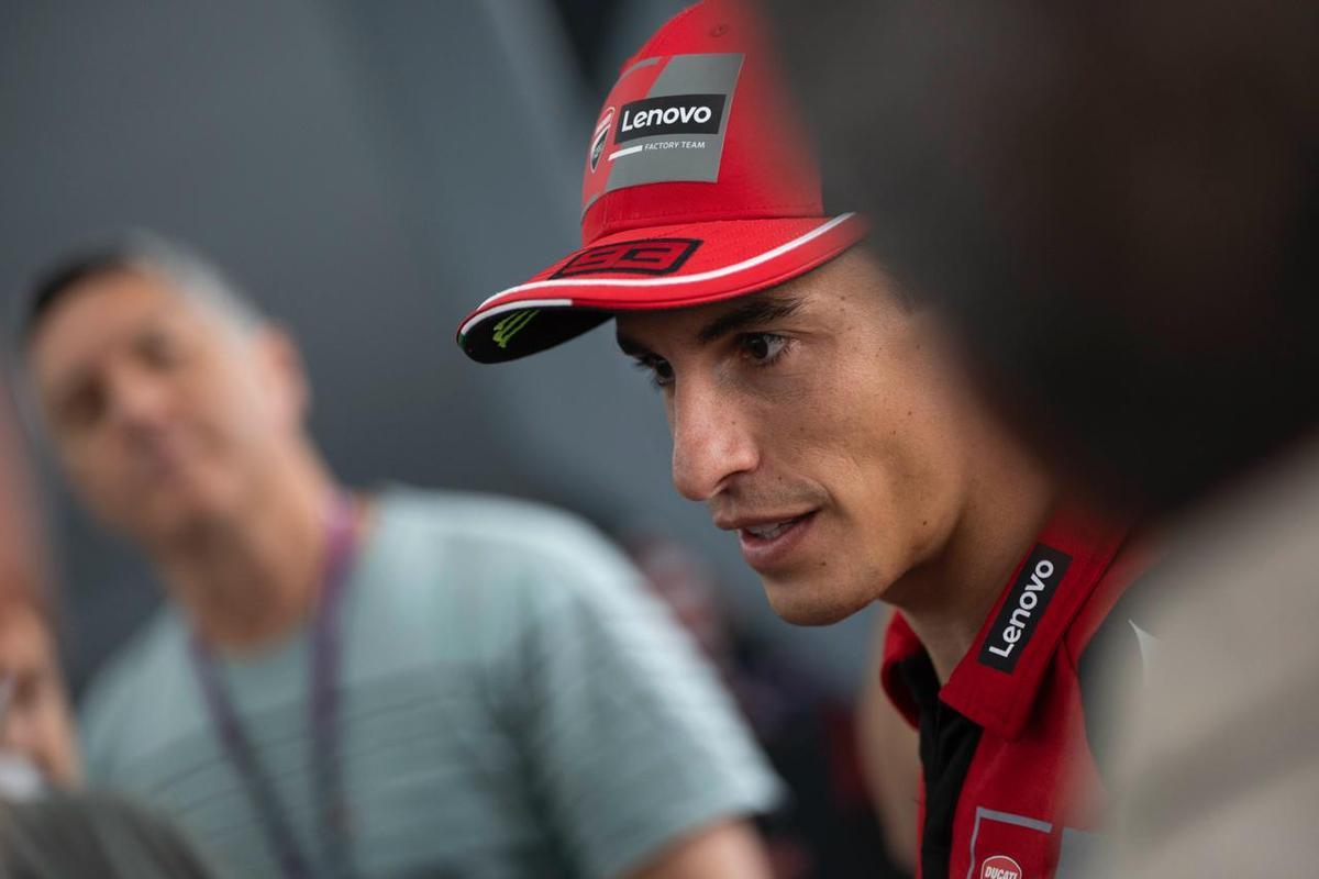 Marc Márquez en el paddock de Jerez, rodeado de su equipo