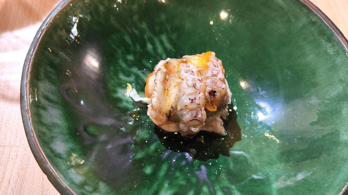 Plato de merluza rellena de galera servido en El Cup Vell
