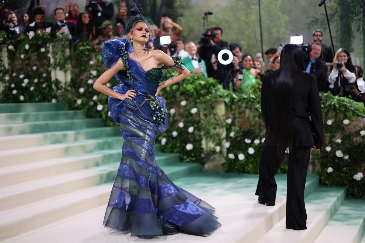 Zendaya como co‑anfitriona de la Met Gala 2024, rodeada de luces y elegantes asistentes