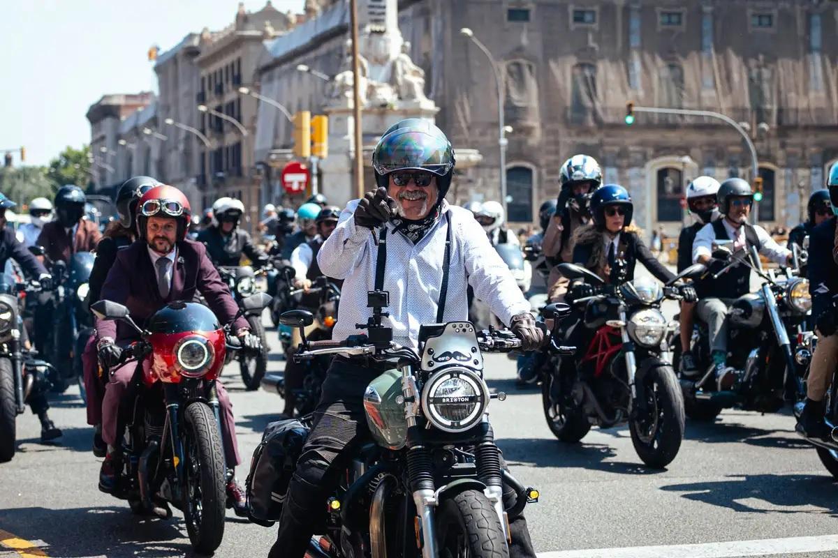 Desfile motos clásicas Barcelona: 600 caballeros en traje recorren la ciudad