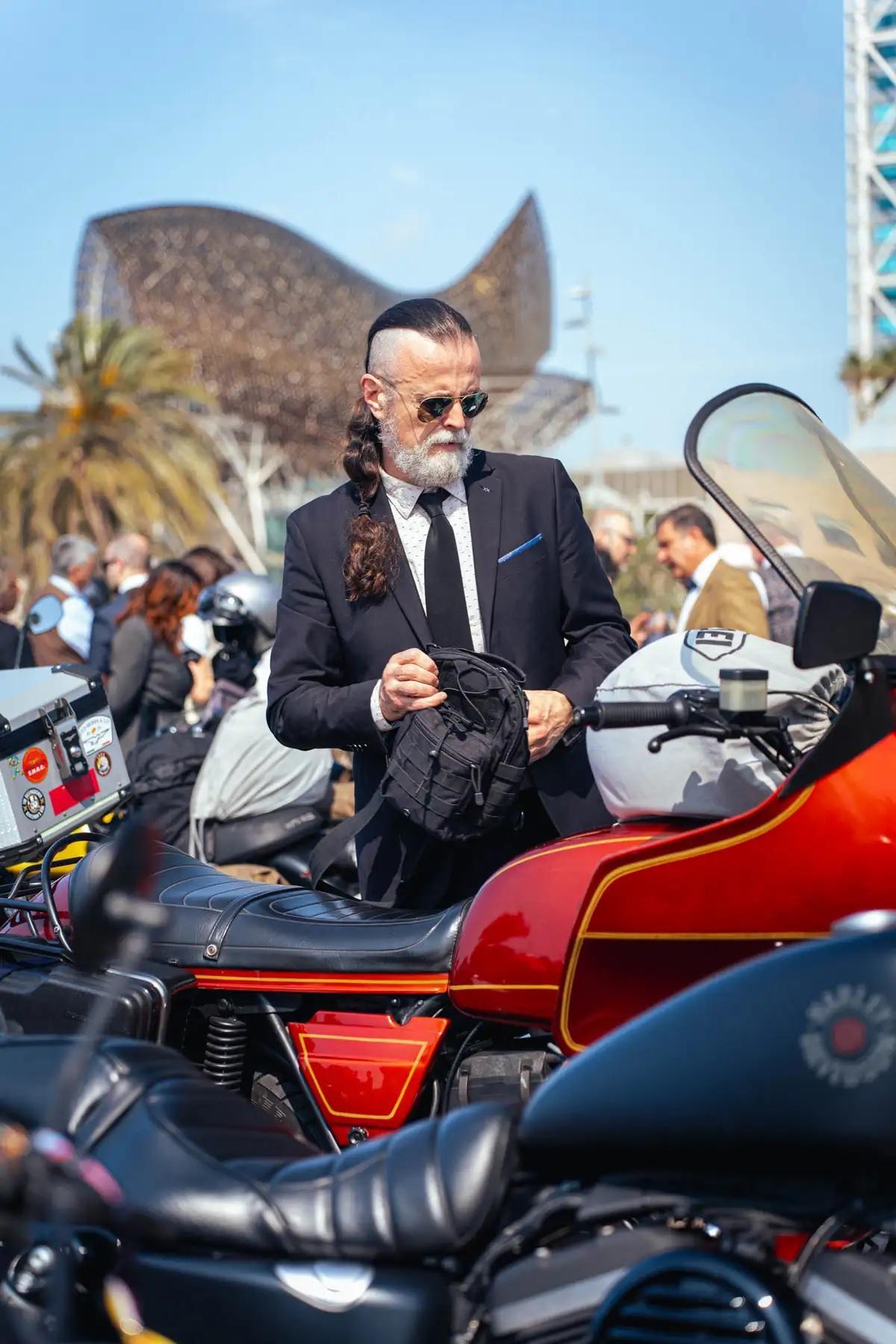 Motociclistas vintage con trajes elegantes en la calle del Moll de la Marina