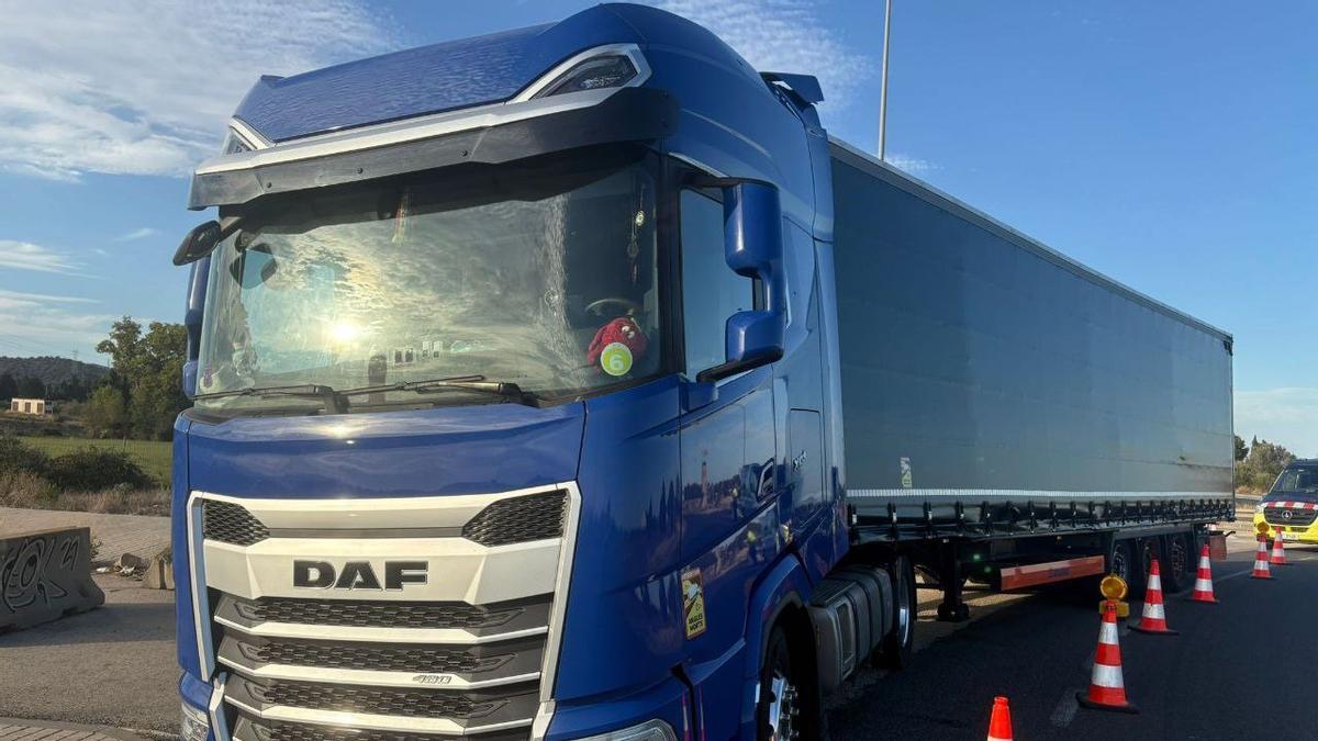 Trabajo de camionero joven: Andrea, 22 años, muestra la estabilidad y salarios del sector