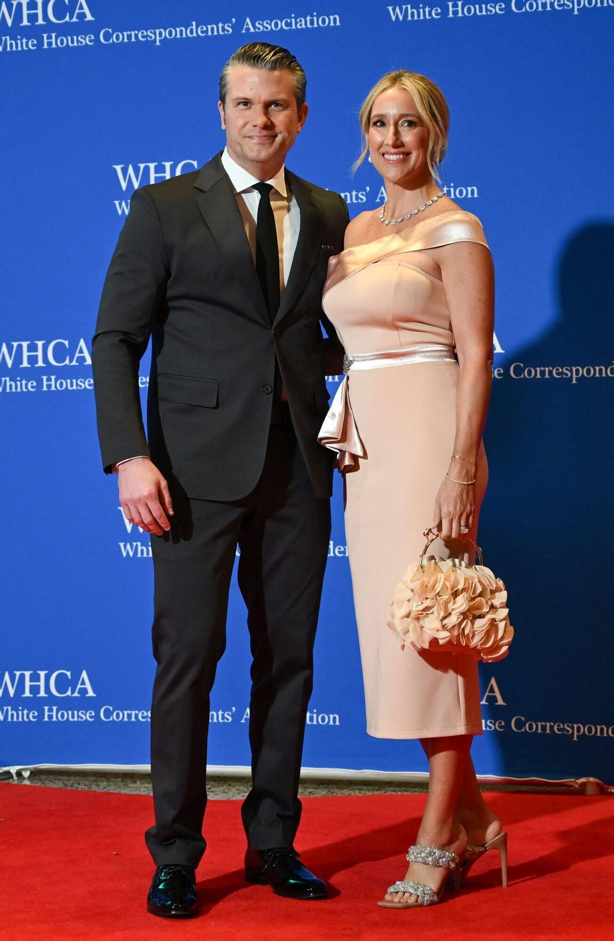 Jennifer Rauchet en la cena de corresponsales con vestido rosa de un solo hombro