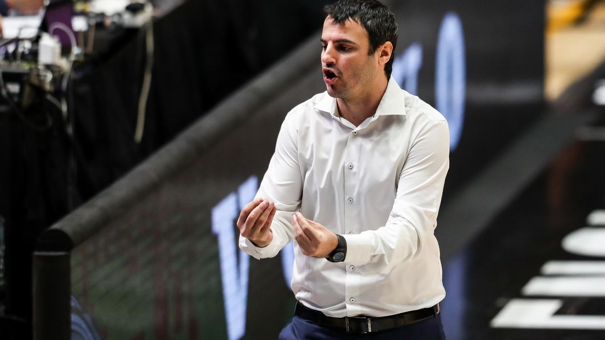 Carlos Cantero se acoge a la baja de paternidad en pleno playoff del Casademont femenino