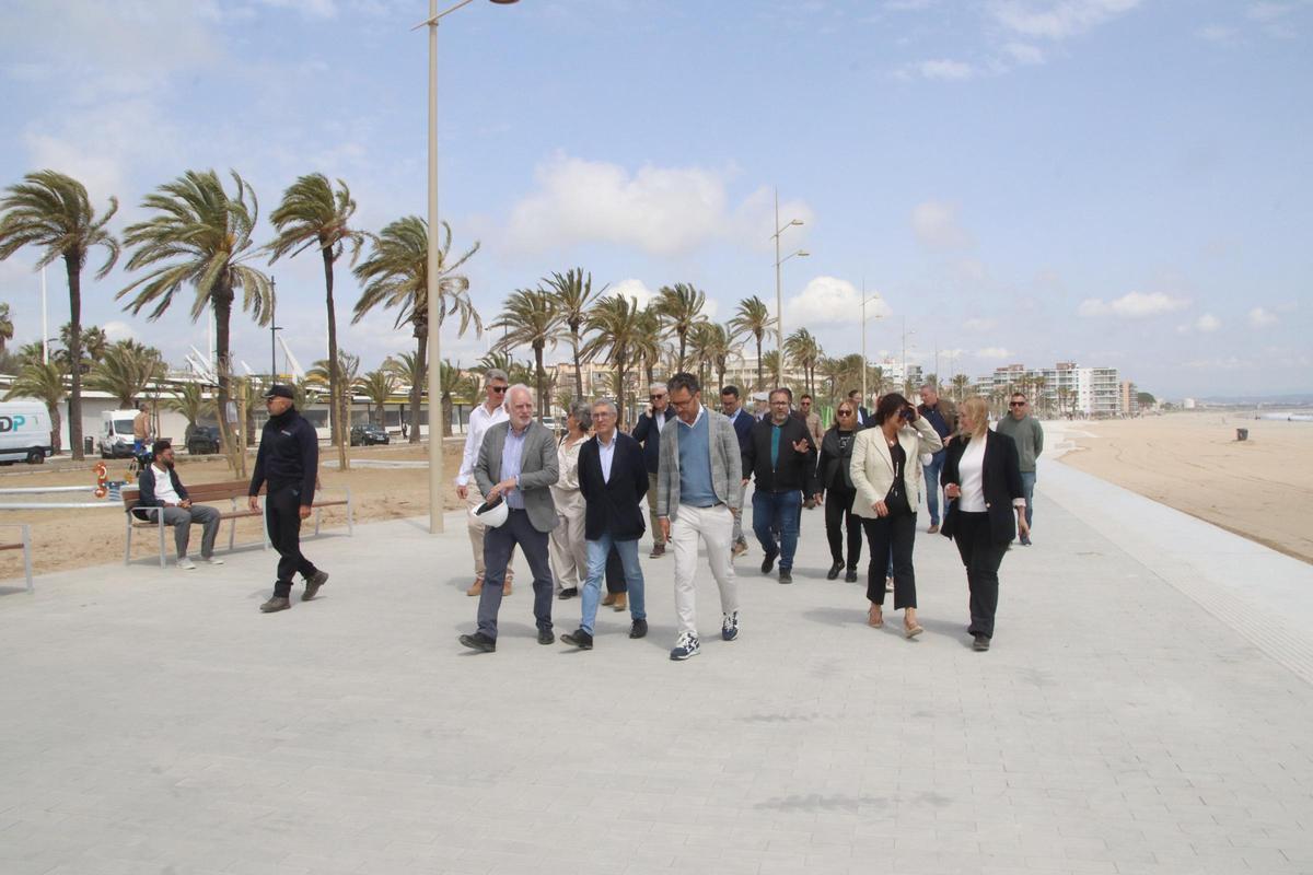Nuevo paseo marítimo de La Pineda sin asfalto, con arena ampliada y zonas verdes