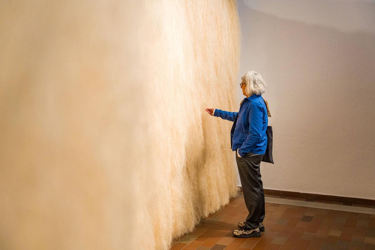 Escultura Centinela de Kapwani Kiwanga en la exposición Estados cambiantes