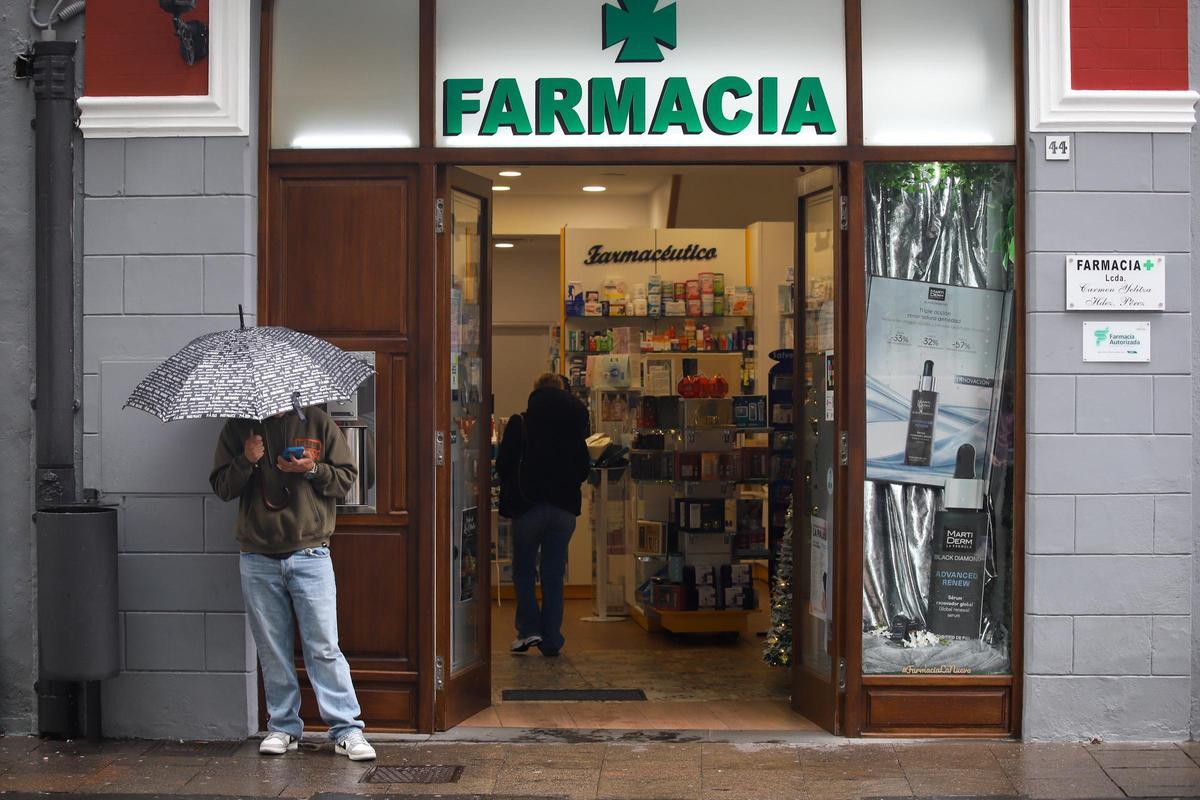 Envases de antibióticos de diferentes tamaños en una farmacia