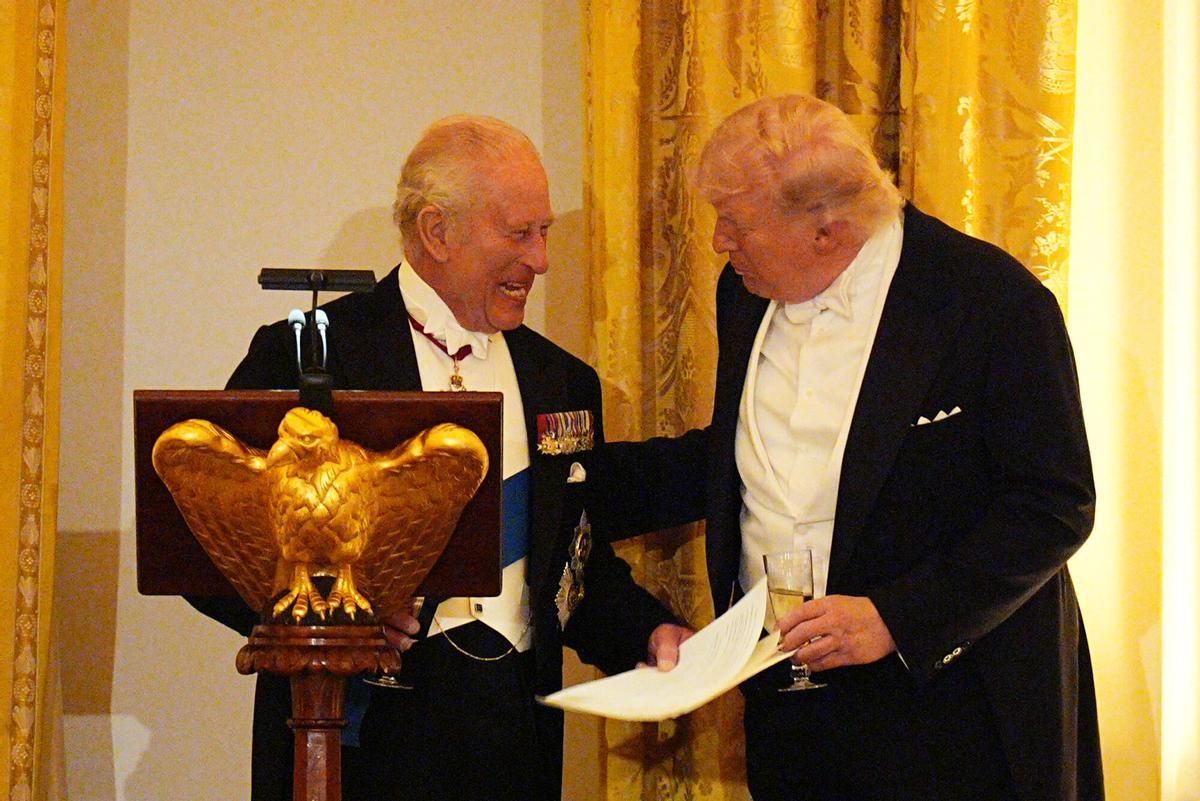 Rey Carlos se burla de Trump en cena de gala en la Casa Blanca