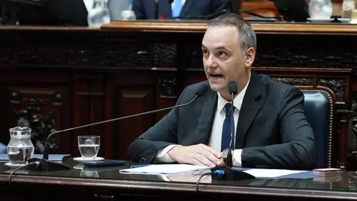 Manuel Adorni presenta informe de gestión ante el Congreso bajo acusaciones de corrupción