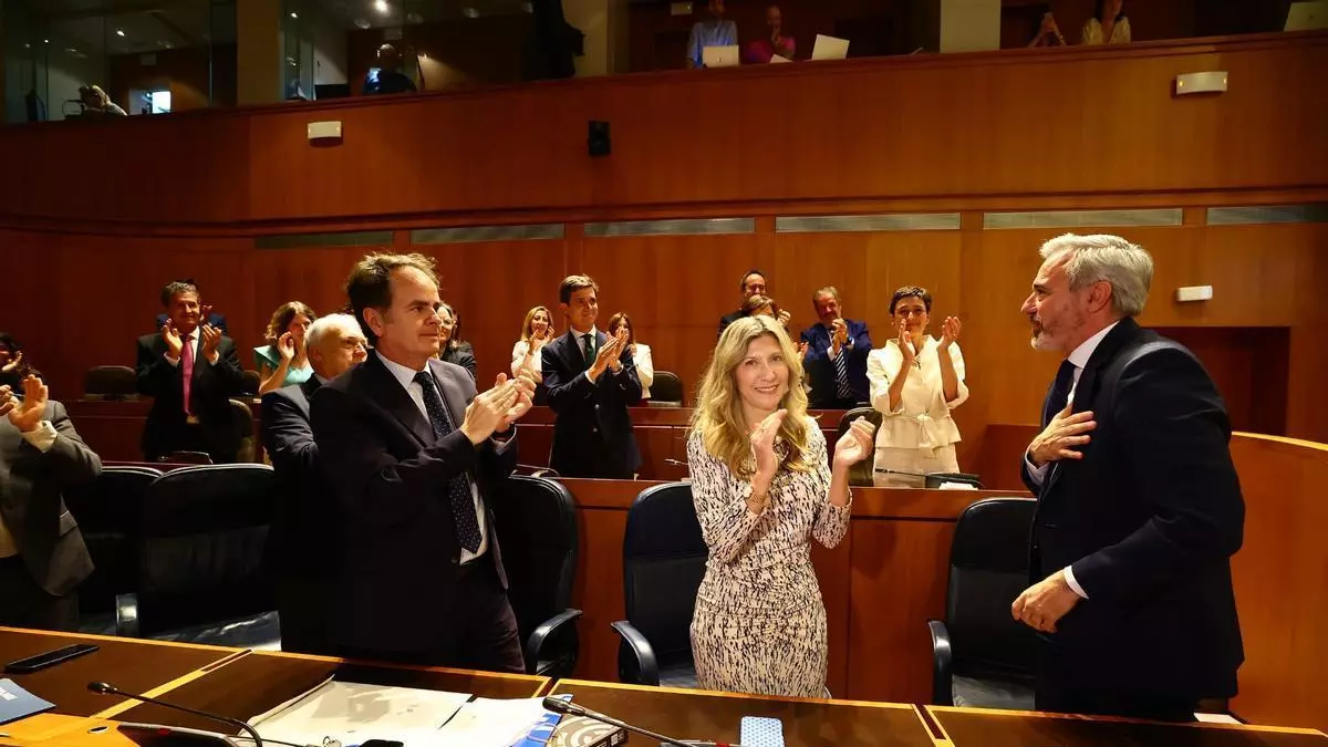Buzos de la Guardia Costera liberando al tiburón azul