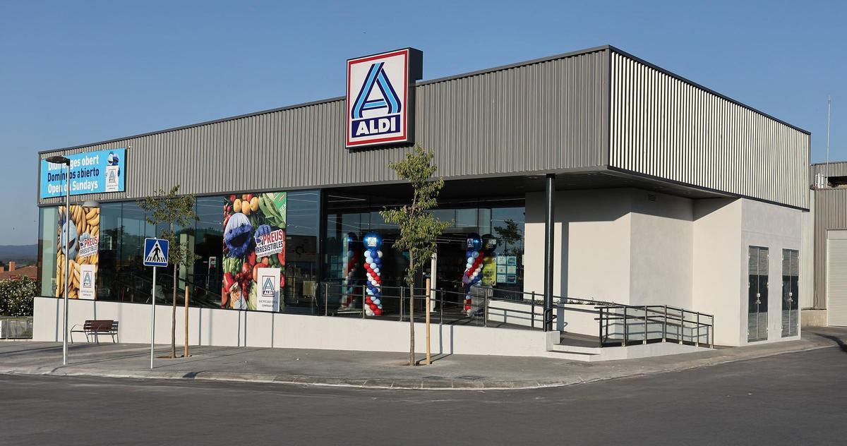 Fachada del nuevo supermercado Aldi en Montcada i Reixac con aparcamiento y señalización visible
