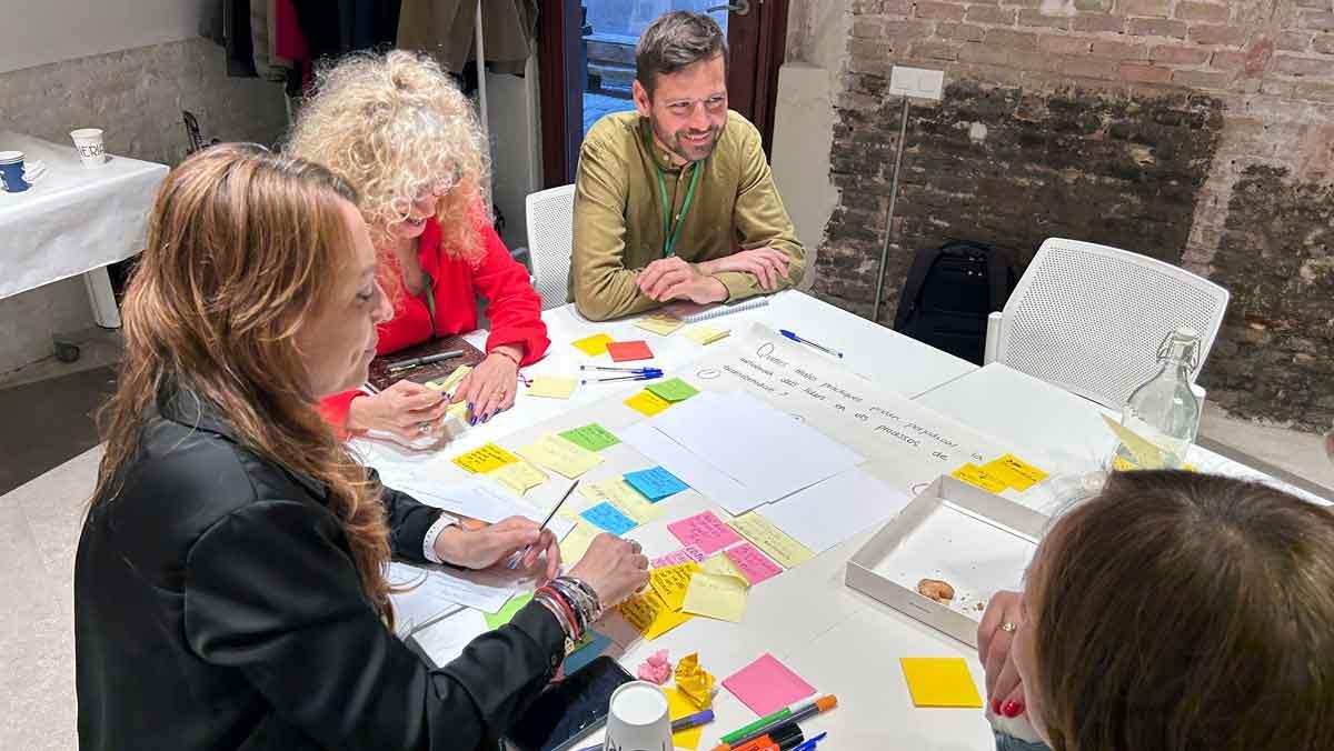 Panel de expertos de la Comisión Consultiva discutiendo los valores de gestión humana