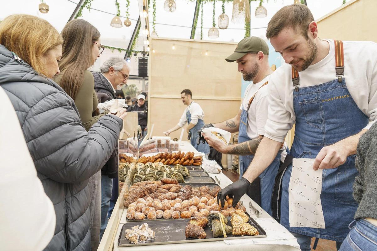 Multitud disfrutando del Croiss&Fest en el Poble Espanyol, con puestos de croissants y música en vivo