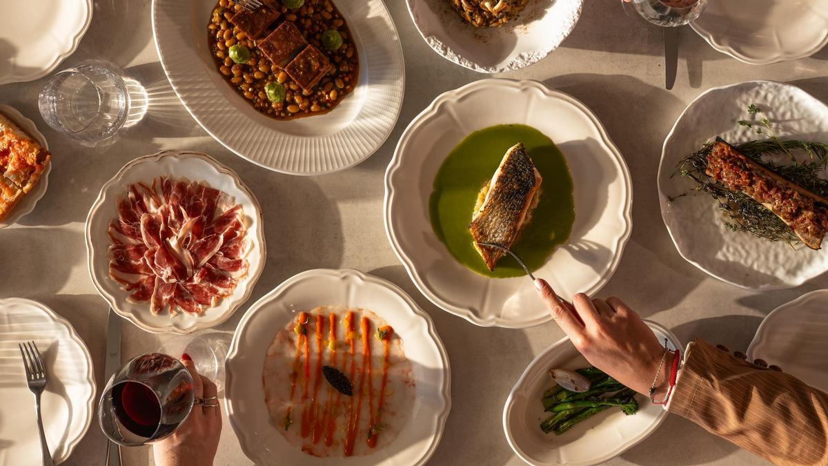 Plato de dados de salmón en ajoblanco servido en 1925 Vermutería